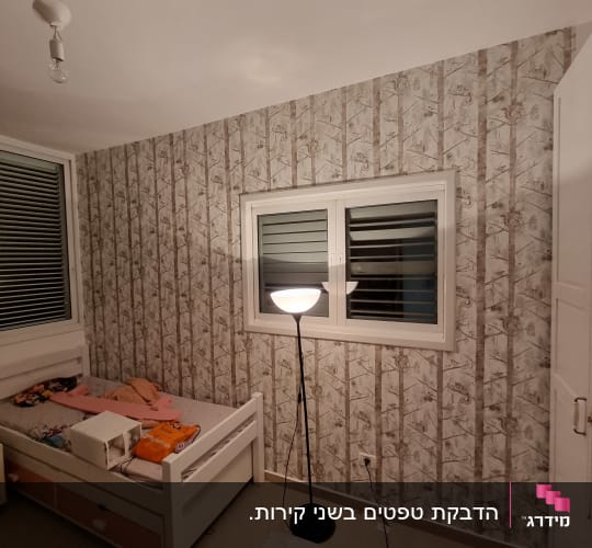 טפט עם דוגמת עצים על קיר חדר שינה